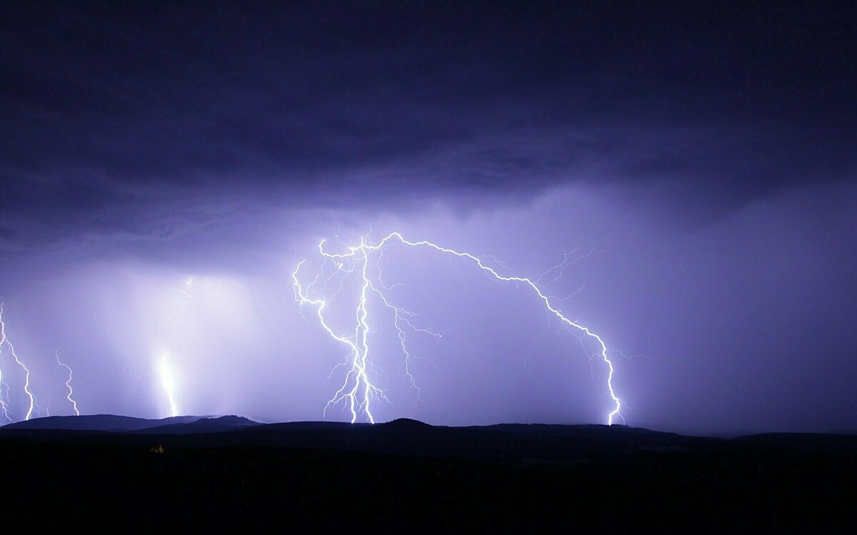 Blitze erhellen den Nachthimmel bei einem Unwetter Blitze erhellen den Nachthimmel bei einem Unwetter